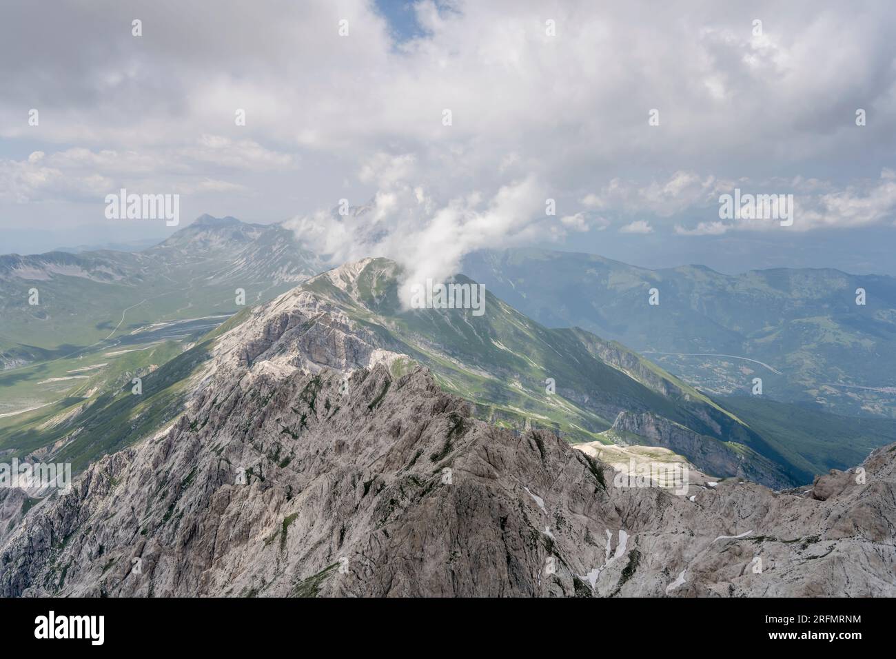 Luftlandschaft, aus einem Segelflugzeug, mit Meeresbrise Wolken und Prena Gipfel am Laga Mountain Range, von Südosten in hellem Sommerlicht in der Nähe geschossen Stockfoto