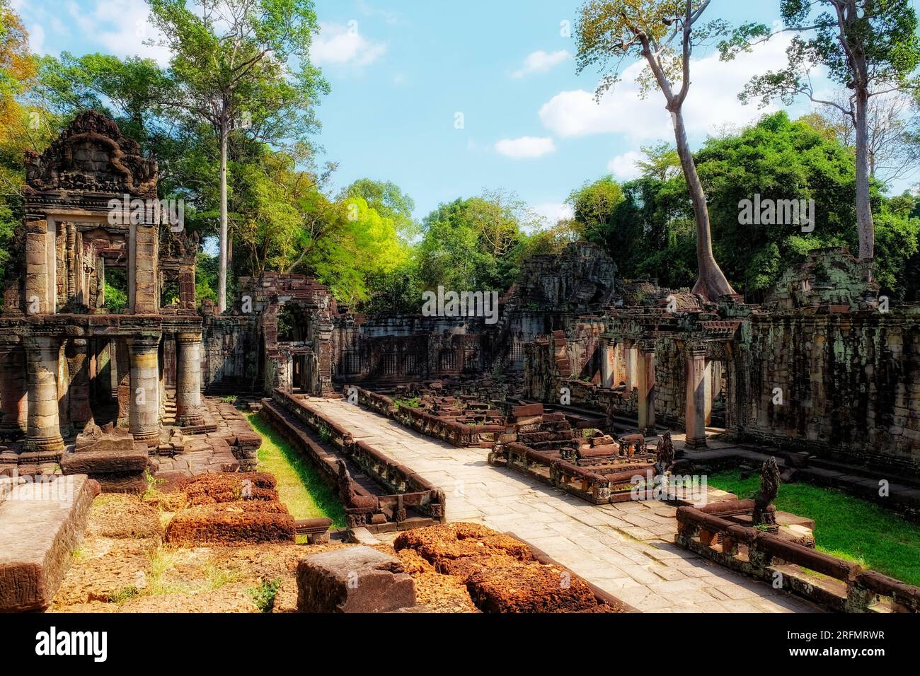 Entdecken Sie die Vergangenheit: Berühmte antike Ruinen inmitten der kambodschanischen Wälder, Denkmäler der Khmer-Architektur und das dauerhafte Erbe der östlichen Zivilisation Stockfoto