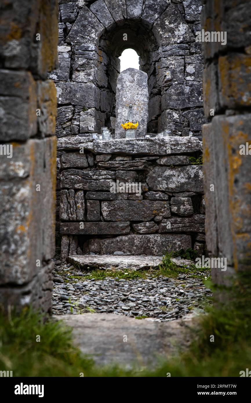 Die Kirchenstatue befindet sich in den alten Kirchenruinen auf der Insel Inisheer Aran, Irland aus nächster Nähe Stockfoto