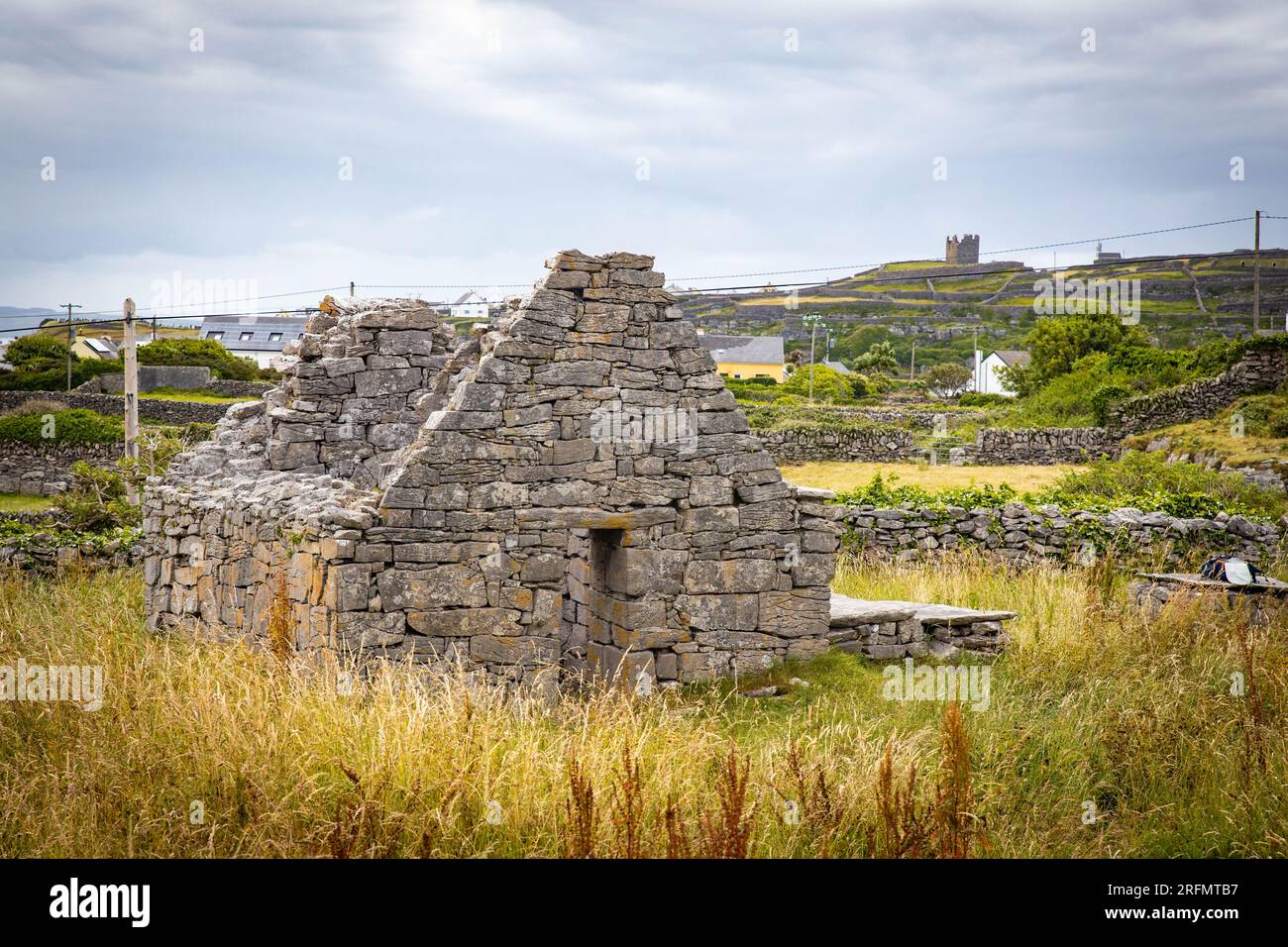 Die Steinruinen der Alten Kirche bleiben auf der Insel Inisheer Aran Irland Stockfoto