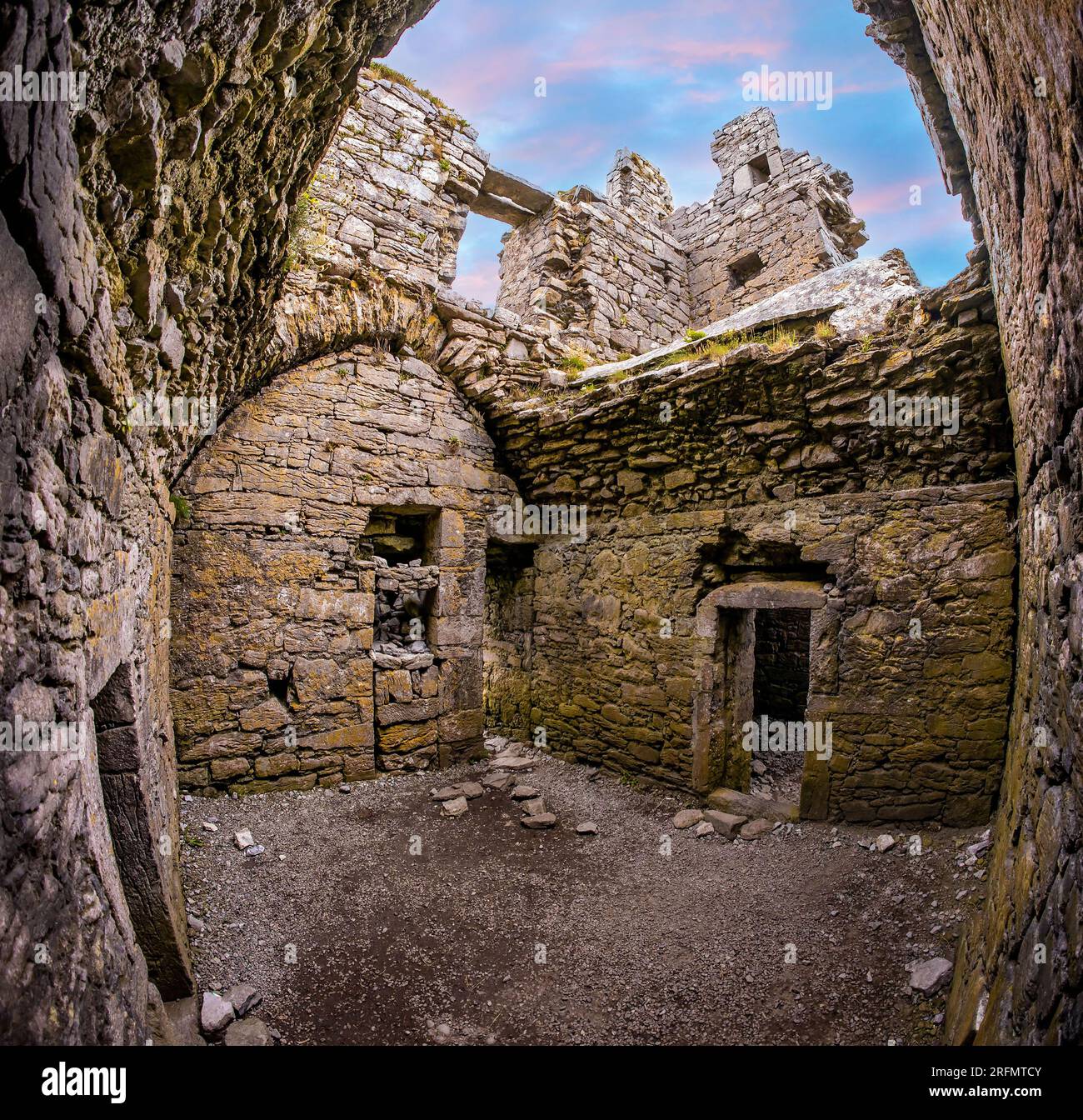 Restruinen von O'Briens Schloss Inisheer Aran Inseln malerische Aussicht Stockfoto