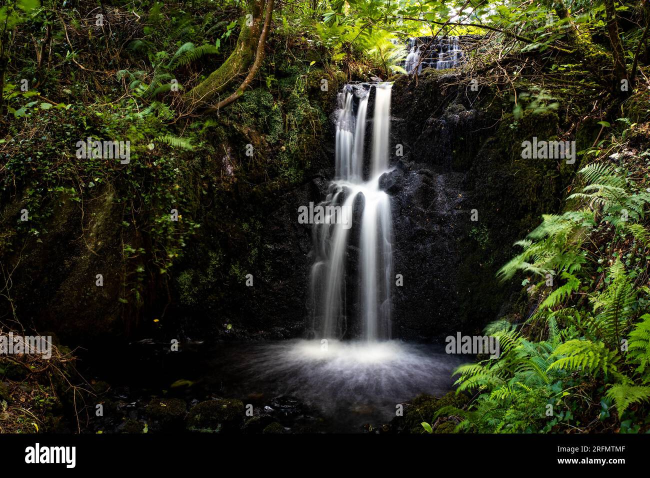 Wunderschöner versteckter Wasserfall im Connemara-Nationalpark Irland im Sommer Stockfoto