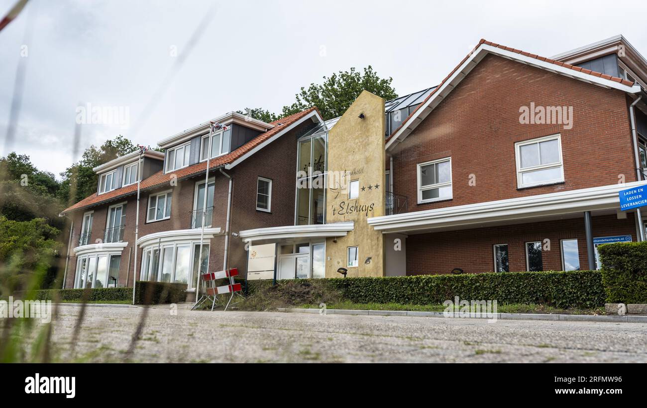 ALBERGEN - zukünftiges Asylbewerberzentrum in Albergen. Die Gemeinde Tubbergen hat die Arbeiten um das künftige Asylbewerberzentrum wieder eingestellt. Die COA hatte mit der Modernisierung des Stromnetzes begonnen, ohne dass eine entsprechende Genehmigung eingeholt worden war. ANP ROLAND HEITINK netherlands Out - belgium Out Credit: ANP/Alamy Live News Stockfoto