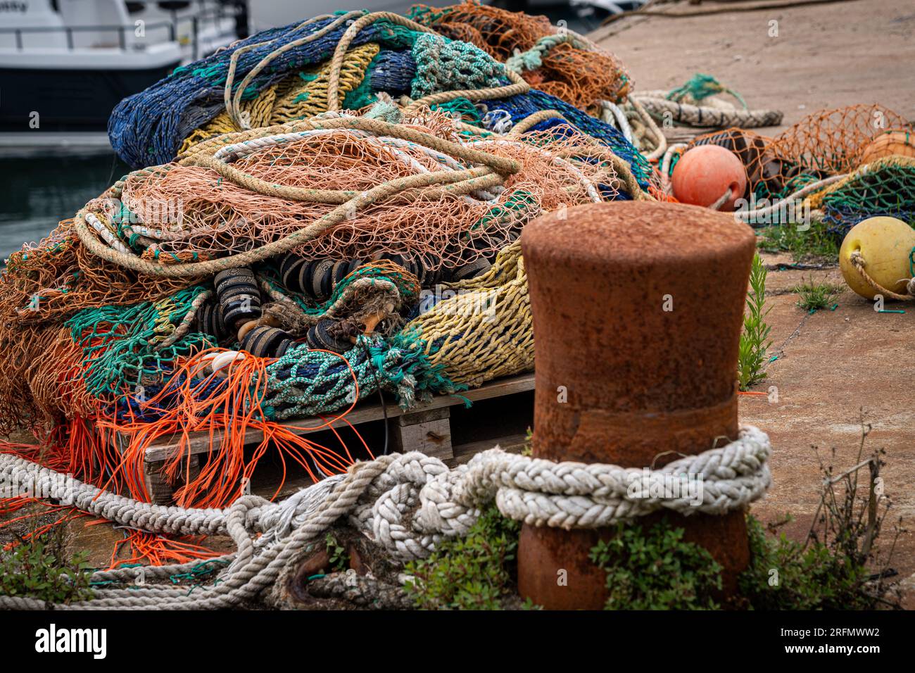 Fischernetze und Kunststofffischereiabfälle Stockfoto