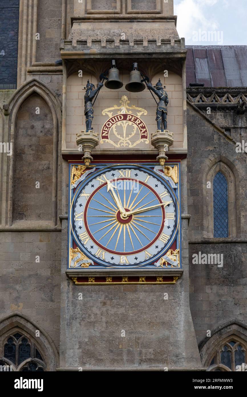Die historische externe Wells Cathedral Clock mit Rittern, die alle 15 Minuten die Glocke läuten. City of Wells, Somerset, England, Großbritannien Stockfoto