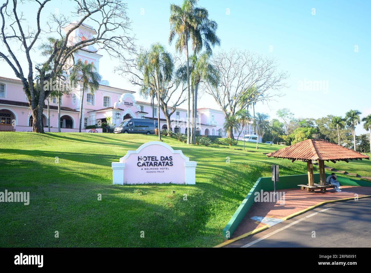 Fassade des Hotels das Cataratas do Iguacu, auch bekannt als Belmont Hotel mit Touristenbus. Stockfoto