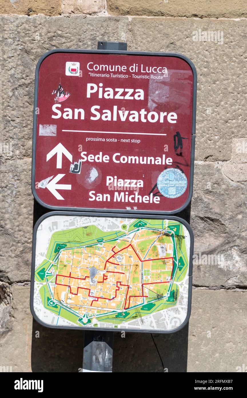 Ein Straßen- und Kartenschild auf der Piazza San Salvatore in der Stadt Lucca in der Toskana in Italien. Stockfoto