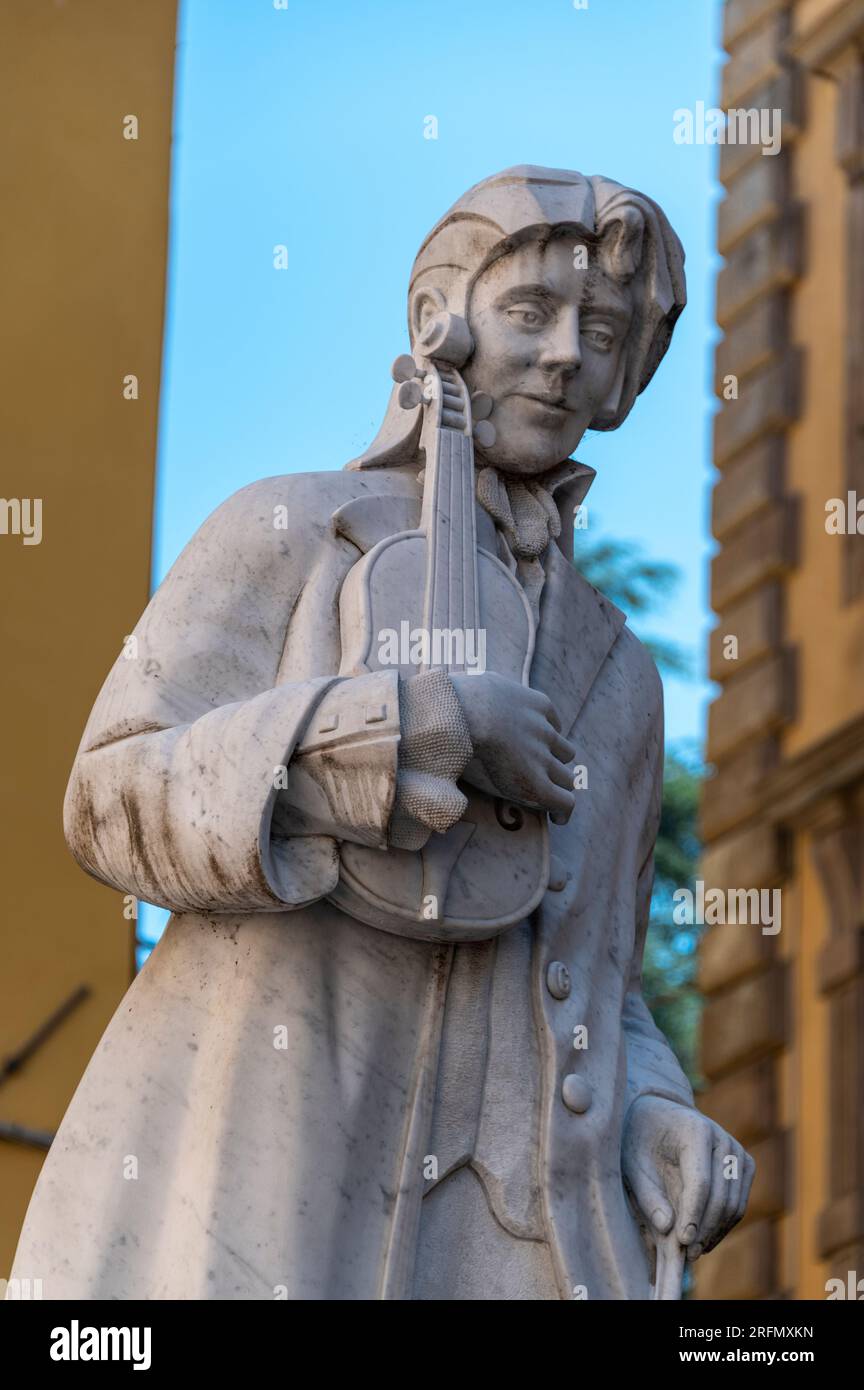 Eine Statue des italienischen Violinisten Francesco Geminiani vor dem Archivio Stato (Staatliches Archiv) auf der Piazza Guidiccioni in der Stadt Lucca im T Stockfoto