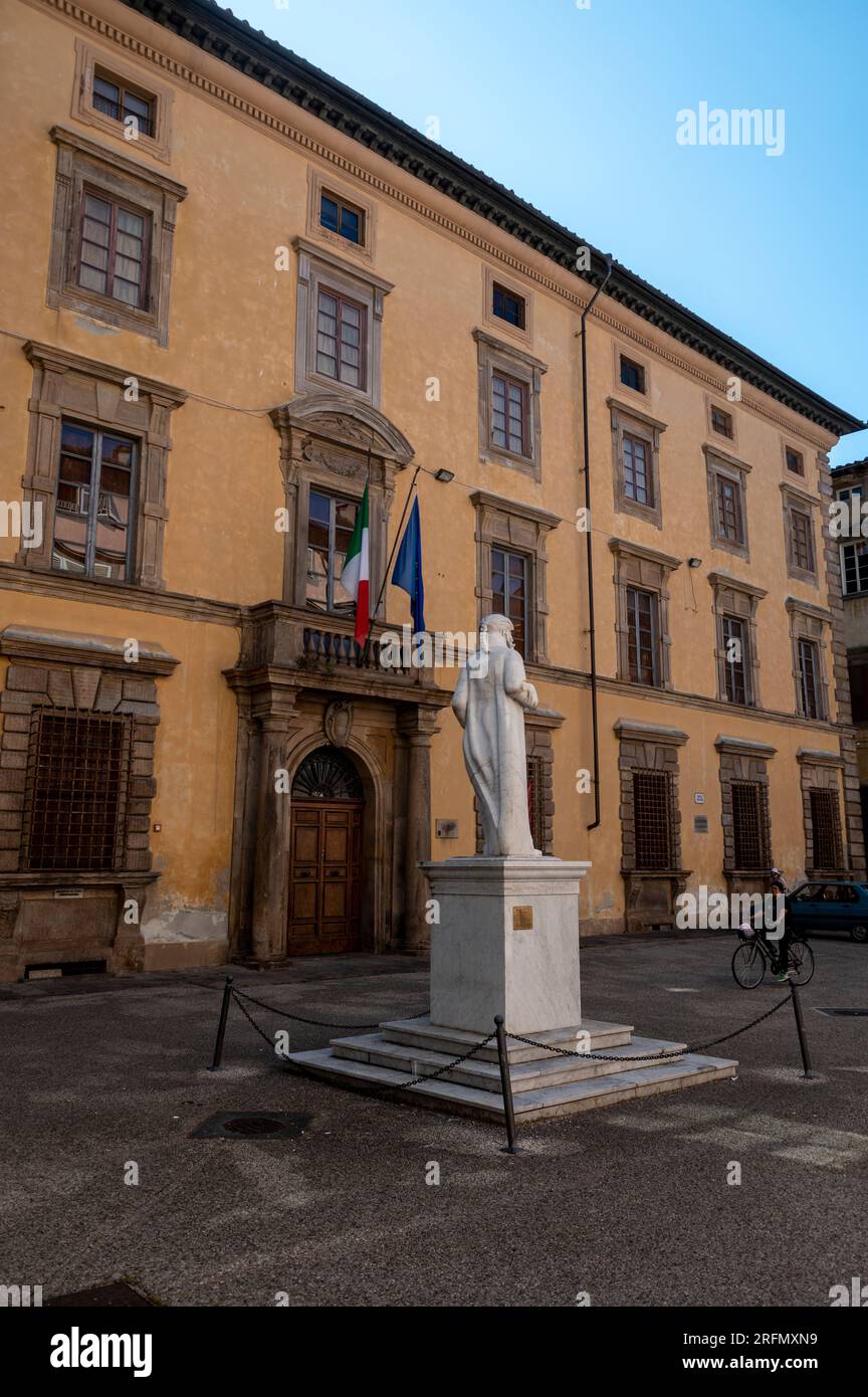 Eine Statue des italienischen Violinisten Francesco Geminiani vor dem Archivio Stato (Staatliches Archiv) auf der Piazza Guidiccioni in der Stadt Lucca im T Stockfoto