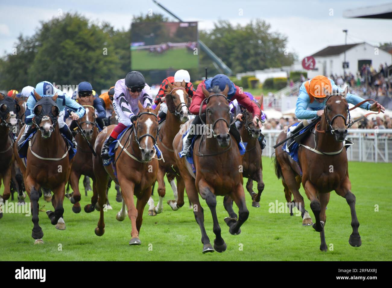 Goodwood, Großbritannien. 4. August 2023. Johan, geritten von James Doyle, gewinnt die 15,00 Coral Golden Mile Stakes auf der Goodwood Racecourse, Großbritannien. Kredit: Paul Blake/Alamy Live News. Stockfoto