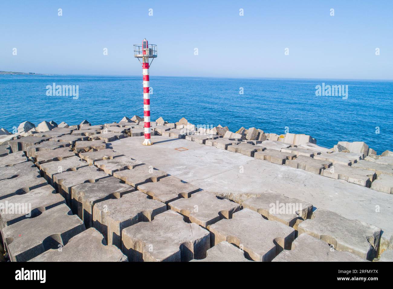 Ein Wellenbrecher und Hafenpier. Luftaufnahme von der Drohne. Stockfoto