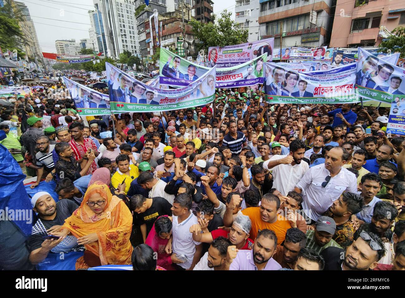 Dhaka, Bangladesch. 4. Aug. 2023. Anhänger der oppositionellen nationalistischen Partei Bangladeschs (BNP) sammeln am 04. August 2023 vor ihrem Büro in Nayapaltan in Dhaka, Bangladesch, einen Protest. Anhänger der Bangladesch-Nationalistischen Partei (BNP) protestieren gegen das Urteil des Richtergerichts Dhaka gegen den amtierenden Vorsitzenden ihrer Partei, Tarique Rahman, und seine Frau Zubaida Rahman, die am 02. August zu neun und drei Jahren Haft verurteilt wurden. (Kreditbild: © Suvra Kanti das/ZUMA Press Wire) NUR ZUR REDAKTIONELLEN VERWENDUNG! Nicht für den kommerziellen GEBRAUCH! Stockfoto