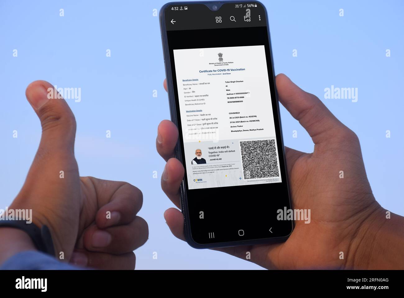 22-10-2021 Dewas, Madhya Prdesh, Indien. Covid-19-Impfzertifikat online auf Smartphone in Indien, Daumen hoch oder fertig, Himmelshintergrund Stockfoto