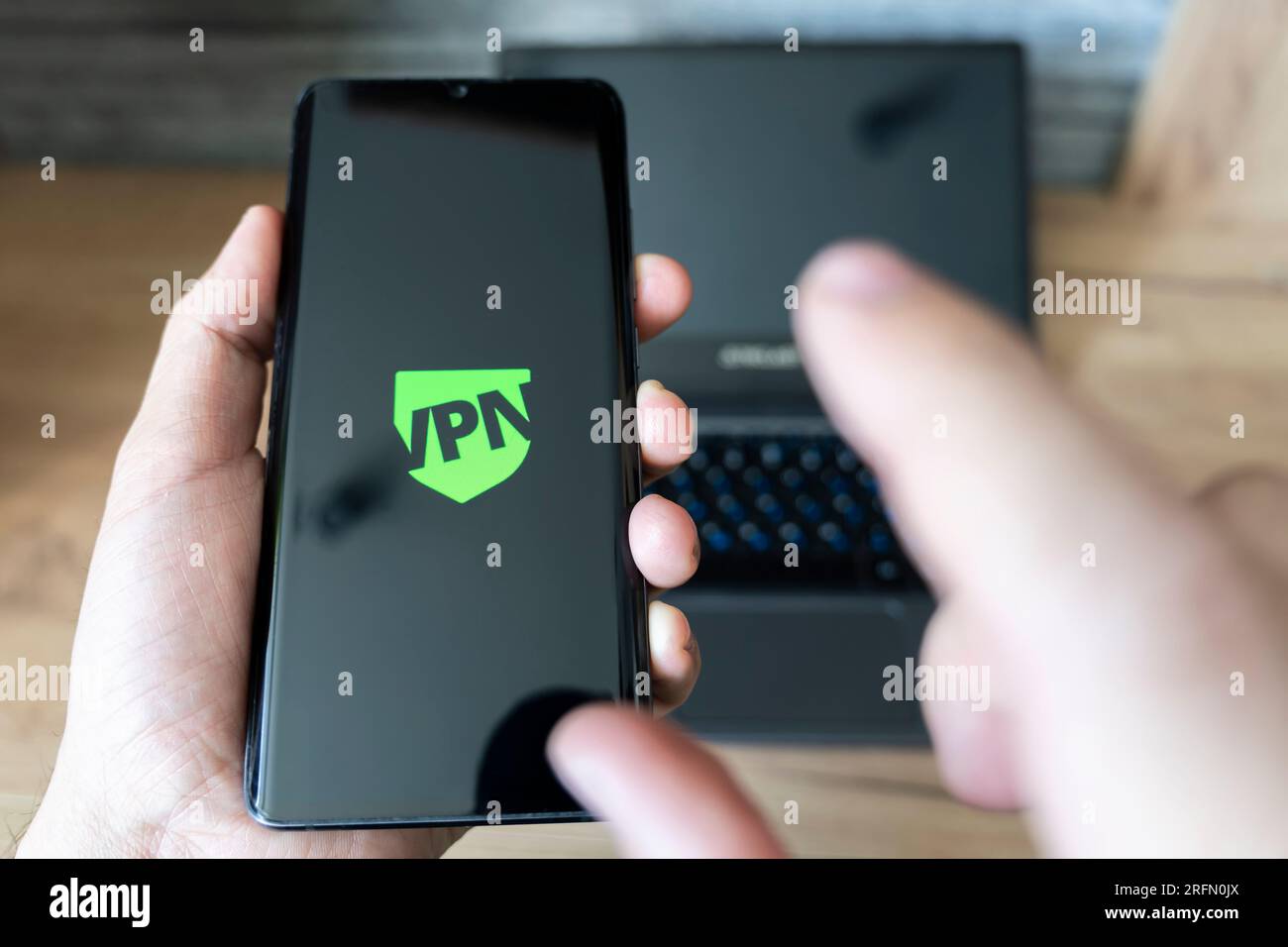 VPN – Virtual Private Network – Cyber Security and Privacy Data Encryption Softwarelösungen für das Geschäftskonzept. Smartphone mit vpn-App für anonym Stockfoto