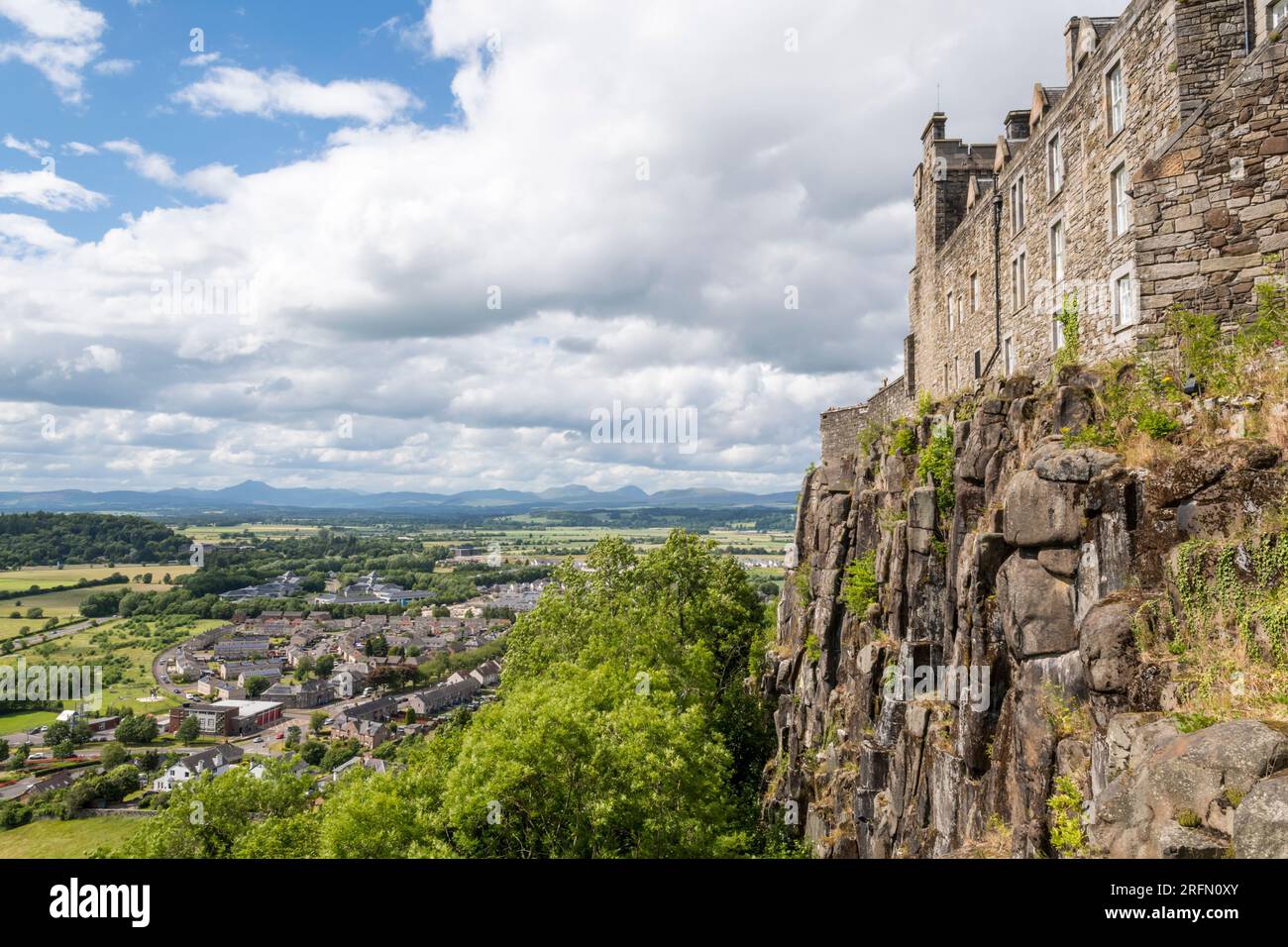 Stirling Castle liegt auf Castle Hill, einem vulkanischen Felsen, und wird von steilen Klippen an drei Seiten verteidigt. Stockfoto