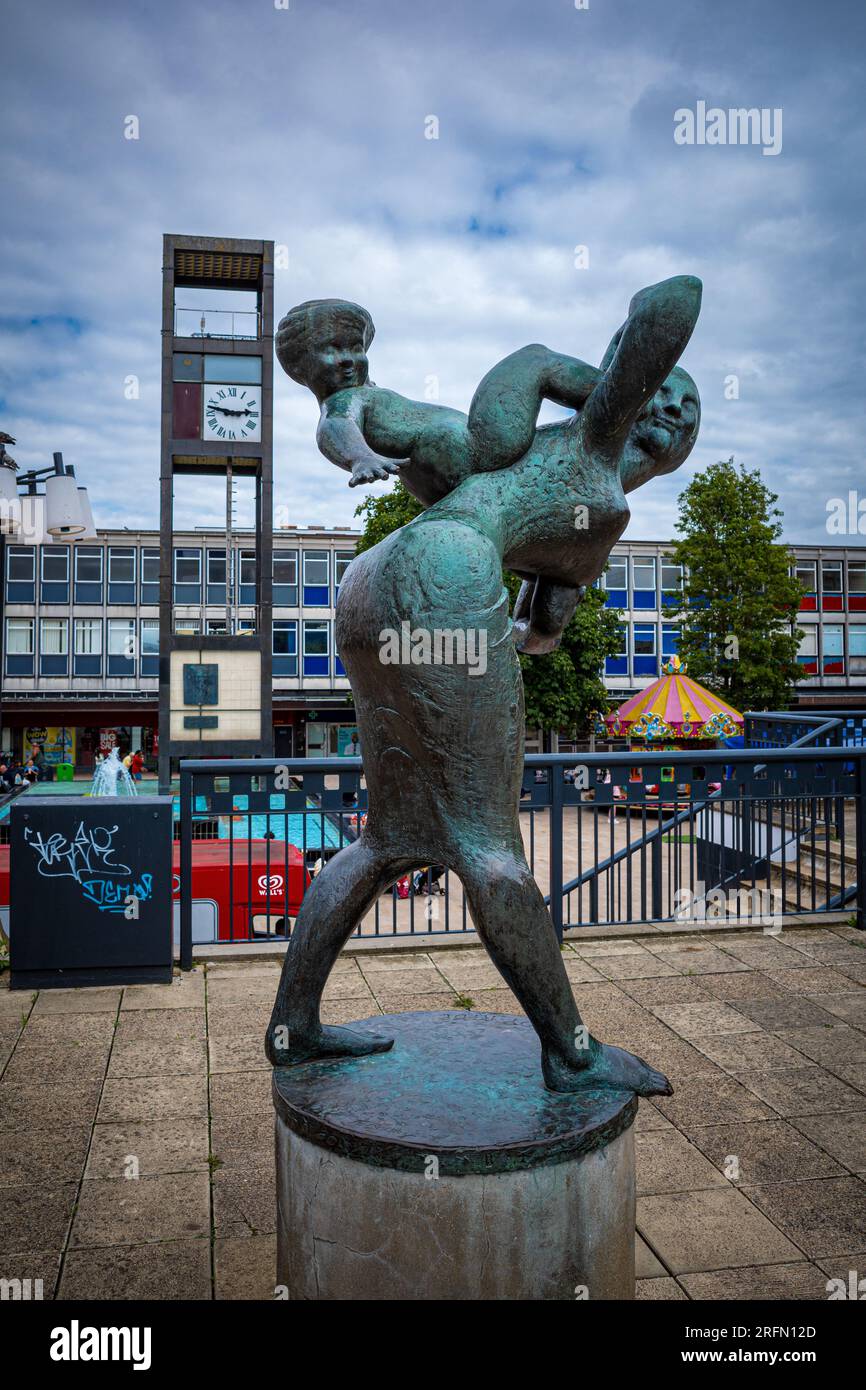 Joyride Statue Stevenage. Stevenage Statue Joy Ride. Joyride ist eine Statue von Franta Belsky, die 1958 errichtet wurde. Klasse II aufgeführt. Stockfoto