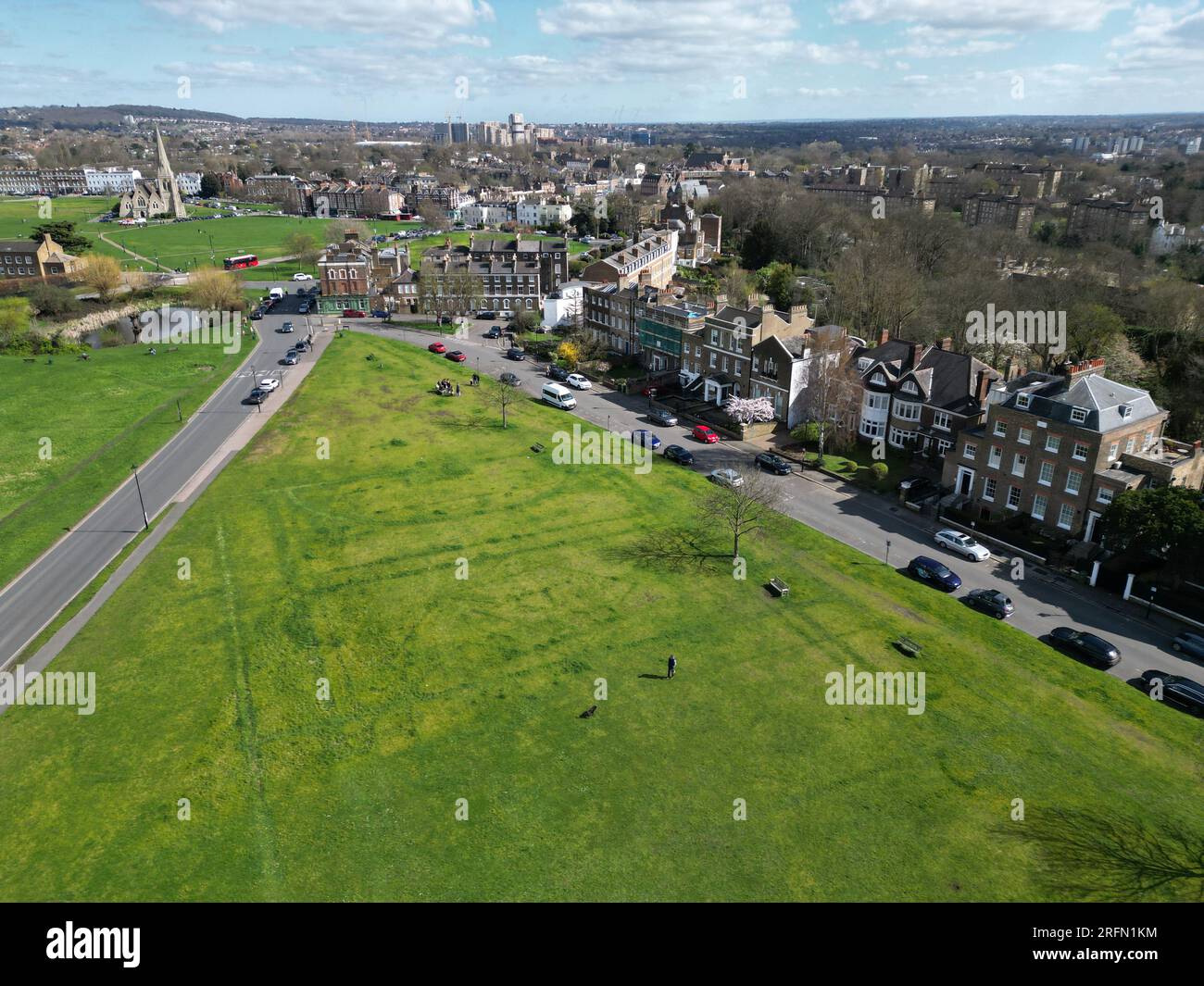 Große Häuser mit Blick auf das Grüne, Blackheath London UK Drohne aus der Vogelperspektive Stockfoto