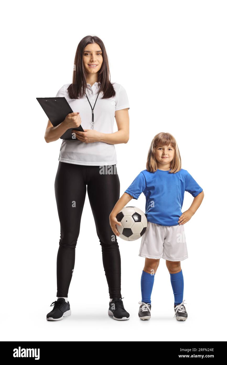 Eine Footballtrainerin und ein Mädchen mit einem Ball, das isoliert auf weißem Hintergrund posiert Stockfoto