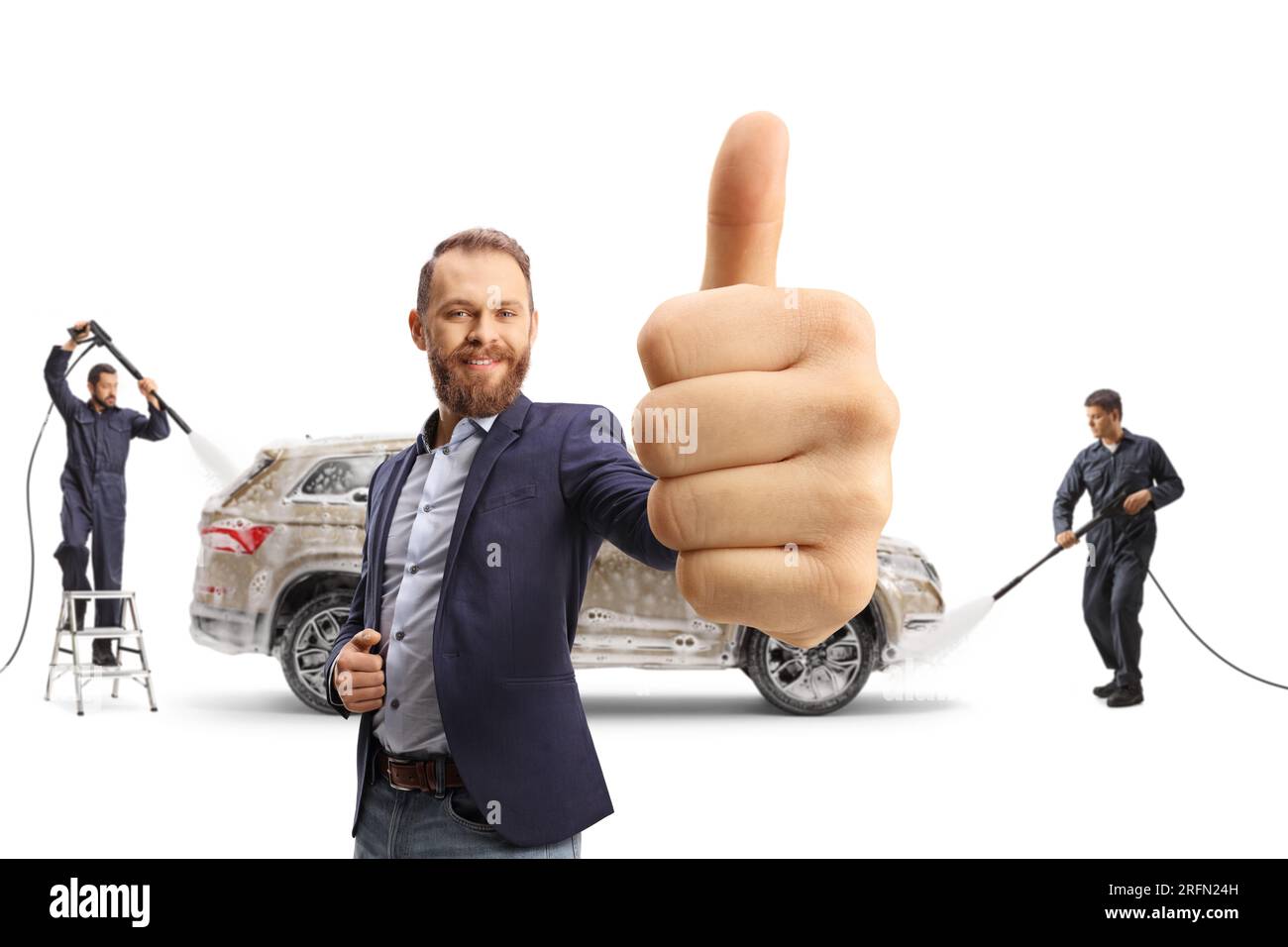 Ein glücklicher Geschäftsmann, der seine Daumen nach oben zeigt, in einer Autowäsche, isoliert auf weißem Hintergrund Stockfoto