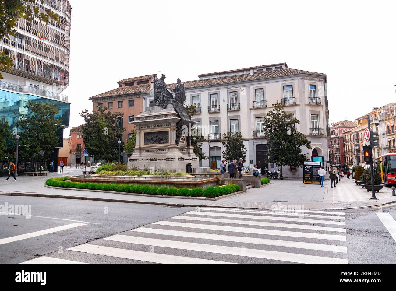 Granada, Spanien - 23. Februar 2022: Denkmal für Ferdinand und Isabel am Plaza Isabel La Catolica in Granada, Spanien. Stockfoto