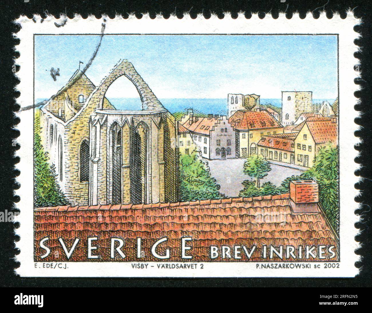 SCHWEDEN - CIRCA 2002: Von Schweden gedruckter Stempel, zeigt Platz, Mauern von St. Katharinenkirche in Visby, ca. 2002 Stockfoto
