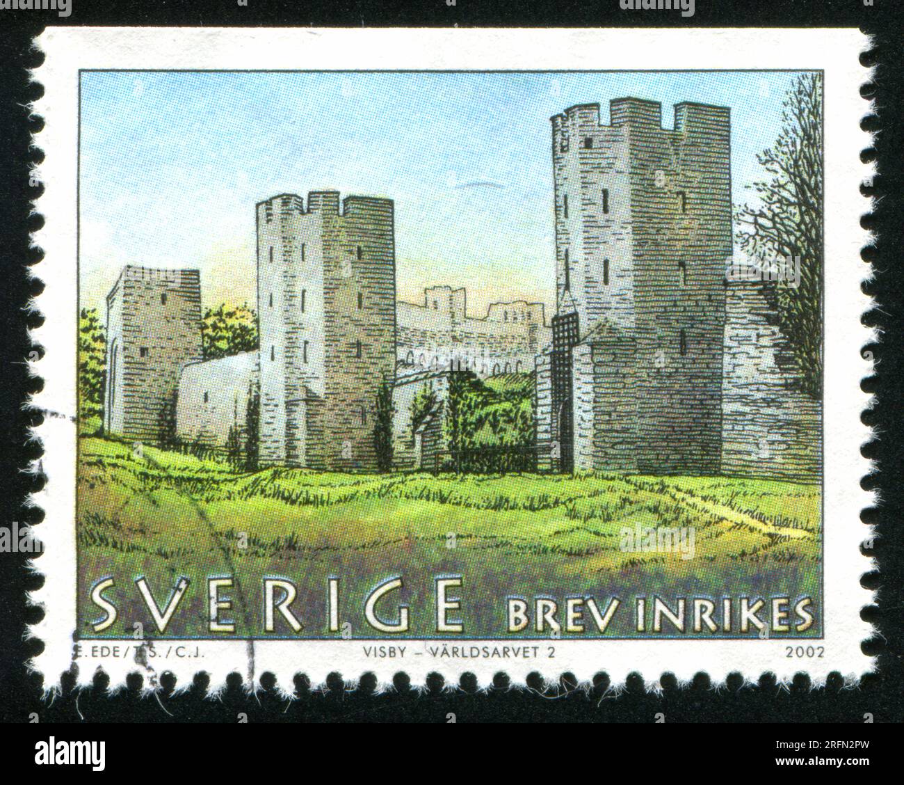 SCHWEDEN - CA. 2002: Von Schweden gedruckter Stempel, zeigt die Mauertürme in Visby, ca. 2002 Stockfoto