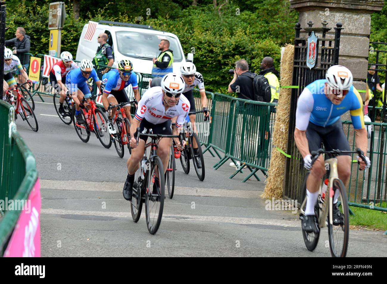 PERTH, SCHOTTLAND - 4. AUGUST 2023: Die Fahrer betreten das Gelände des Scone Palace, um das Radrennen Gran Fondo 160km bei der UCI-Weltmeisterschaft 2023 in Glasgow, Schottland, zu beenden Stockfoto