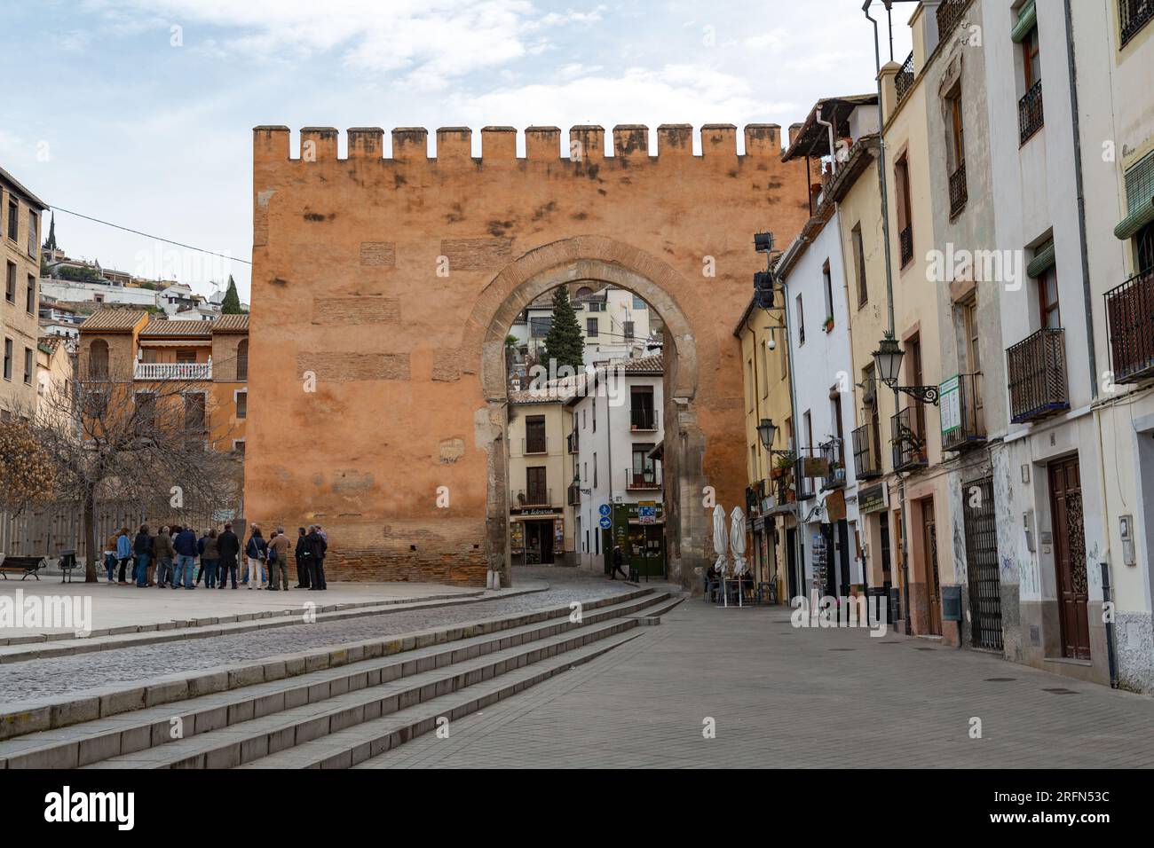 Granada, Spanien - 23. Februar 2022: Puerta de Elvira ist ein Bogentor in Granada, Spanien. Es wurde 1896 zum Bien de Interes Cultural erklärt. Stockfoto