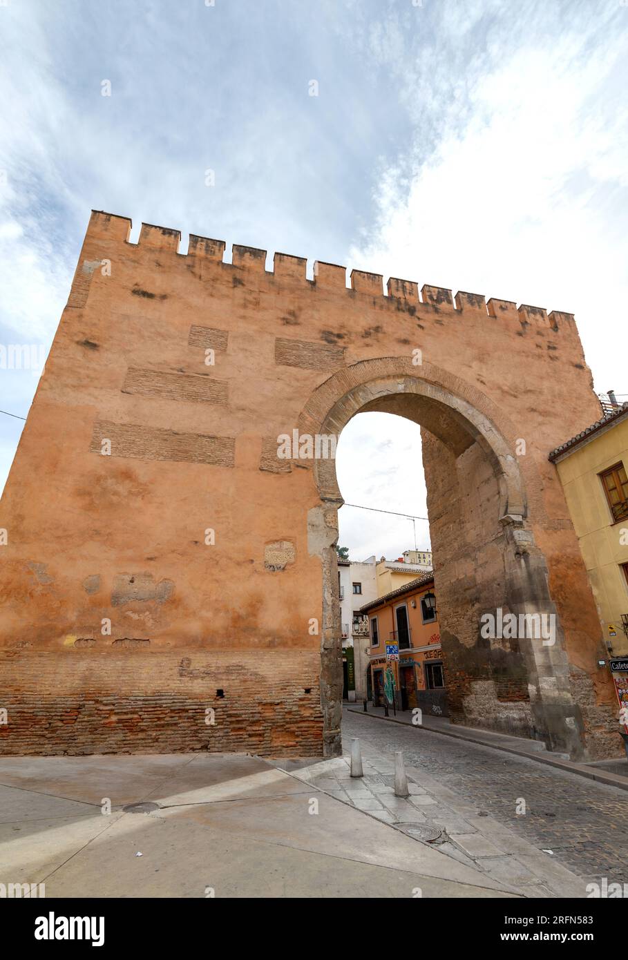 Granada, Spanien - 23. Februar 2022: Puerta de Elvira ist ein Bogentor in Granada, Spanien. Es wurde 1896 zum Bien de Interes Cultural erklärt. Stockfoto