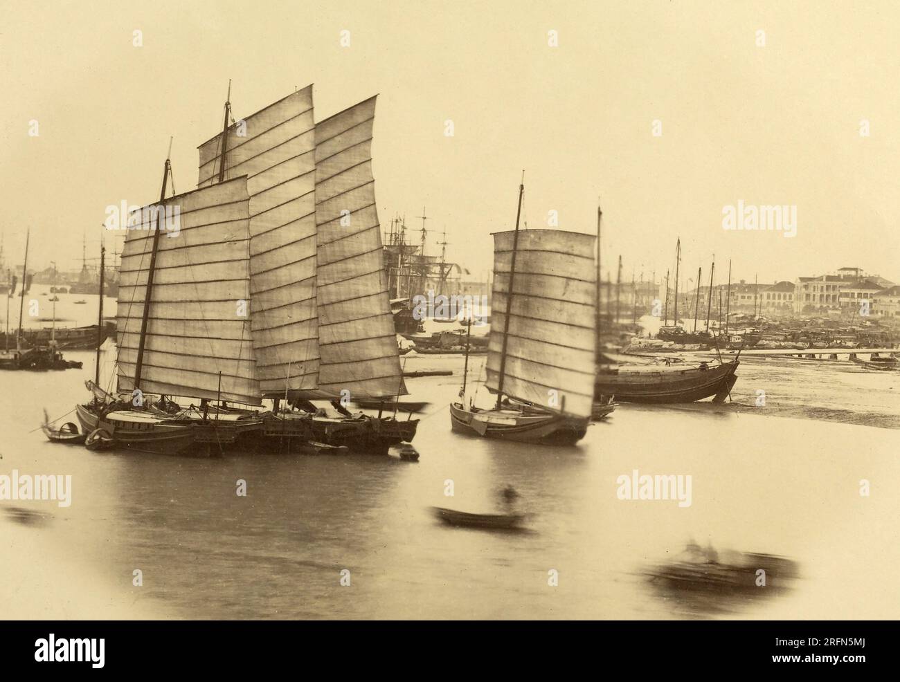 Dschunks, China. Foto von Felice Beato (Englisch, geboren in Italien, 1832-1909), ca. 1860. Silberdruck aus Albumen. Eine Reihe chinesischer Dschunks, die in einem Hafen vertäut sind; einer ist bei Ebbe auf Grund gelaufen. Im Hintergrund stehen westliche Segelschiffe./n Stockfoto