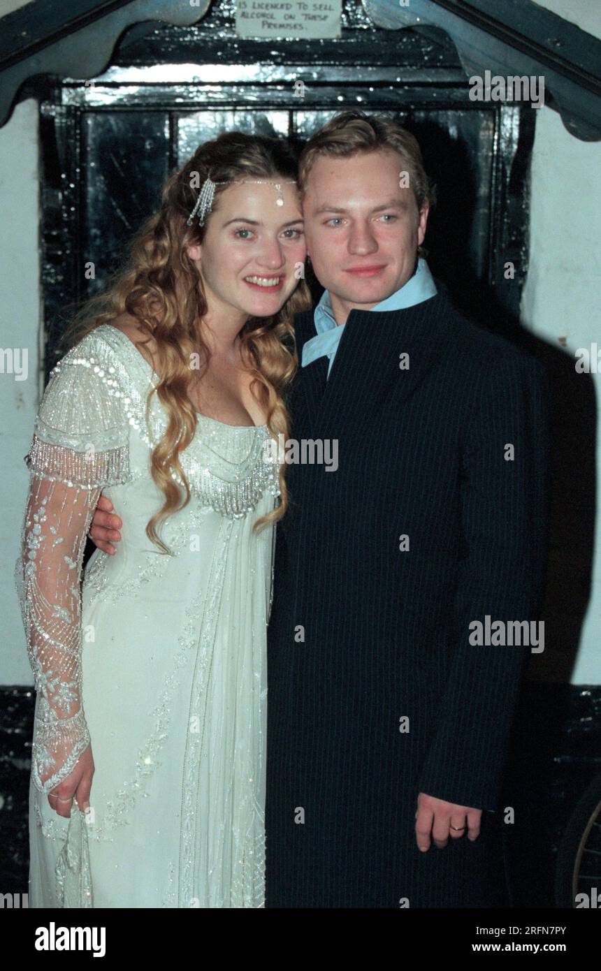 Die britische Schauspielerin Kate Winslet und Jim Threapleton posieren vor ihrer Hochzeitsfeier im Crooked Billet Pub, Stoke Row, Oxfordshire, Großbritannien Stockfoto