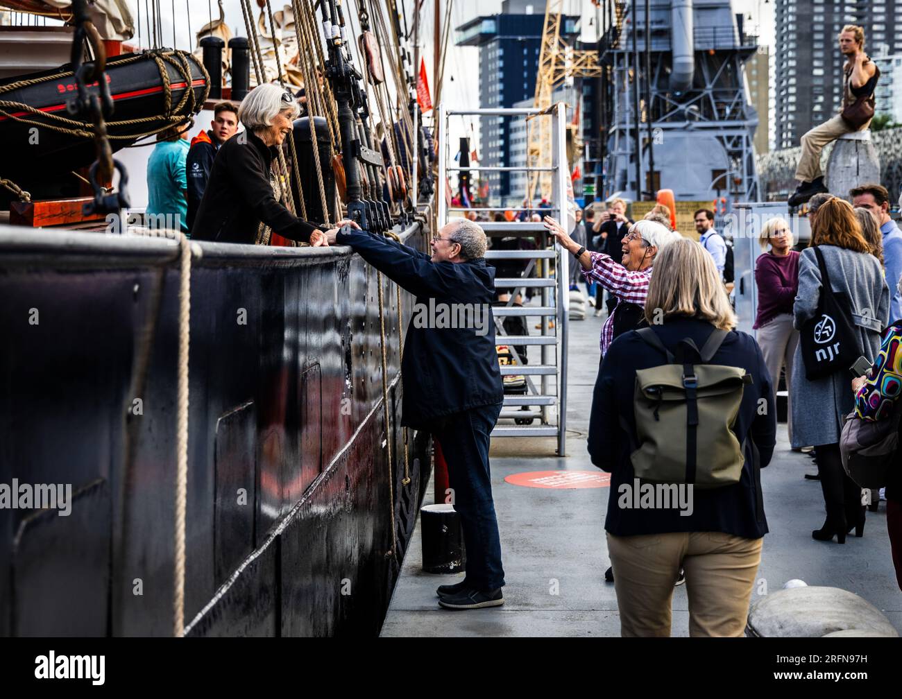 ROTTERDAM - die Crew geht auf die Oosterschelde. Das Rotterdamer Schiff startet für eine zweijährige Weltreise, die der Wissenschaftler Charles Darwin vor zwei Jahrhunderten gemacht hat. Ziel der Reise mit dem mehr als hundert Jahre alten Schiff ist es, jungen Wissenschaftlern bei der Bekämpfung des Klimawandels zu helfen. ANP JEFFREY GROENEWEG netherlands Out - belgium Out Credit: ANP/Alamy Live News Stockfoto