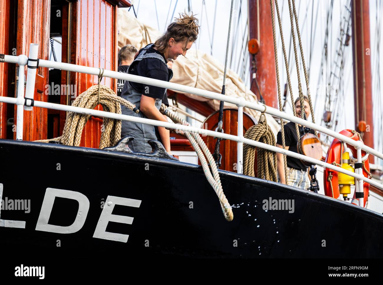ROTTERDAM - die Crew geht auf die Oosterschelde. Das Rotterdamer Schiff startet für eine zweijährige Weltreise, die der Wissenschaftler Charles Darwin vor zwei Jahrhunderten gemacht hat. Ziel der Reise mit dem mehr als hundert Jahre alten Schiff ist es, jungen Wissenschaftlern bei der Bekämpfung des Klimawandels zu helfen. ANP JEFFREY GROENEWEG netherlands Out - belgium Out Credit: ANP/Alamy Live News Stockfoto