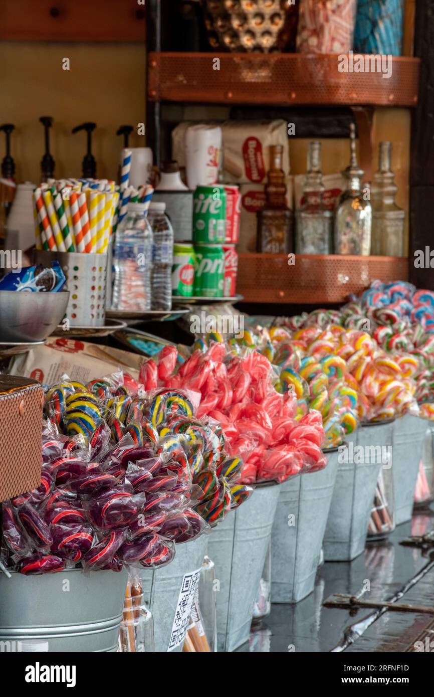 Auswahl an Süßigkeiten und Süßigkeiten in einem Süßwarenladen. Klebrige Süßigkeiten und Süßigkeiten auf einem Marktstand. Stockfoto