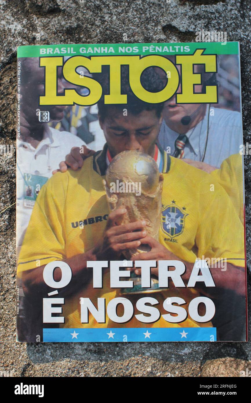 Das brasilianische Magazin Istoe Cover, nachdem Brasilien das WM-Finale 1994 in Pasadena, Kalifornien, USA gewonnen hatte. Brasilien gewann zum vierten Mal die Weltmeisterschaft, als das Land Italien mit 3:2 im Elfmeterschießen besiegte. Stockfoto