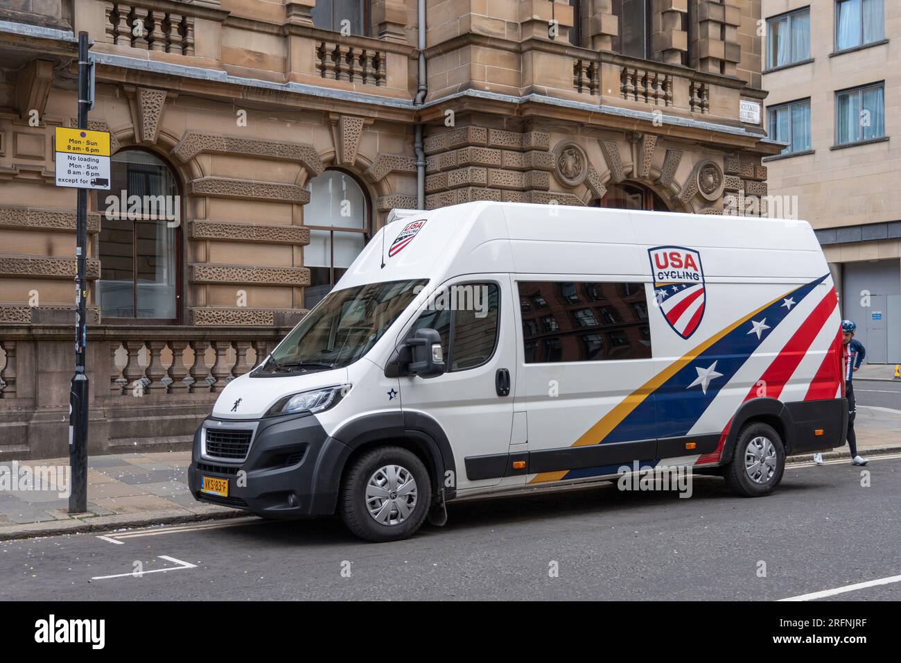 Glasgow, Schottland, Großbritannien. 4. Aug. 2023. UCI-Rennstrecke mit Radfahrern, Teamautos, Polizisten, die sich mit der Rennstrecke im Stadtzentrum vertraut machen. Credit R.Gass/Alamy Live News Stockfoto