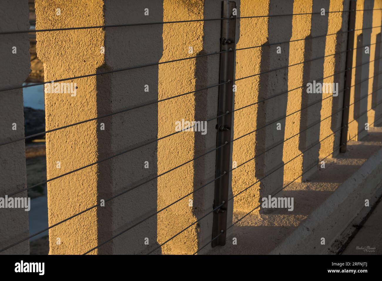 Eine Nahaufnahme der Beton- und Seilbahn entlang der Fußgängerbrücke Ronald Kirk in Dallas, Texas, USA. Stockfoto