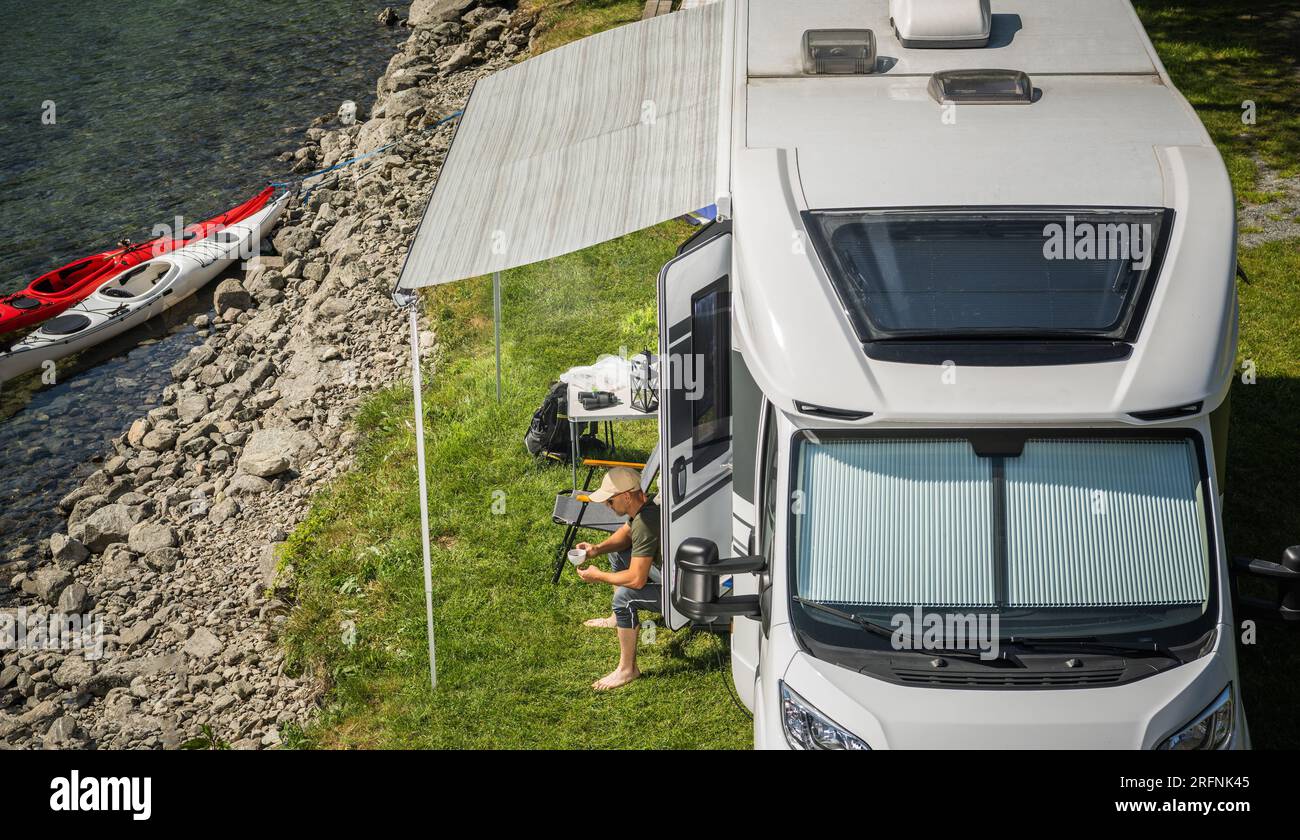 Camping am See mit Wohnmobil. Moderne Freizeitfahrzeuge. Stockfoto