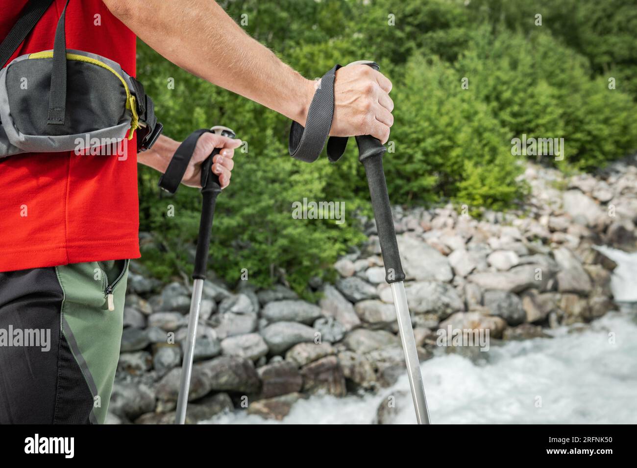 Wanderer mit Wanderstöcken in den Händen Nahaufnahme. Thema Wanderzubehör. Stockfoto