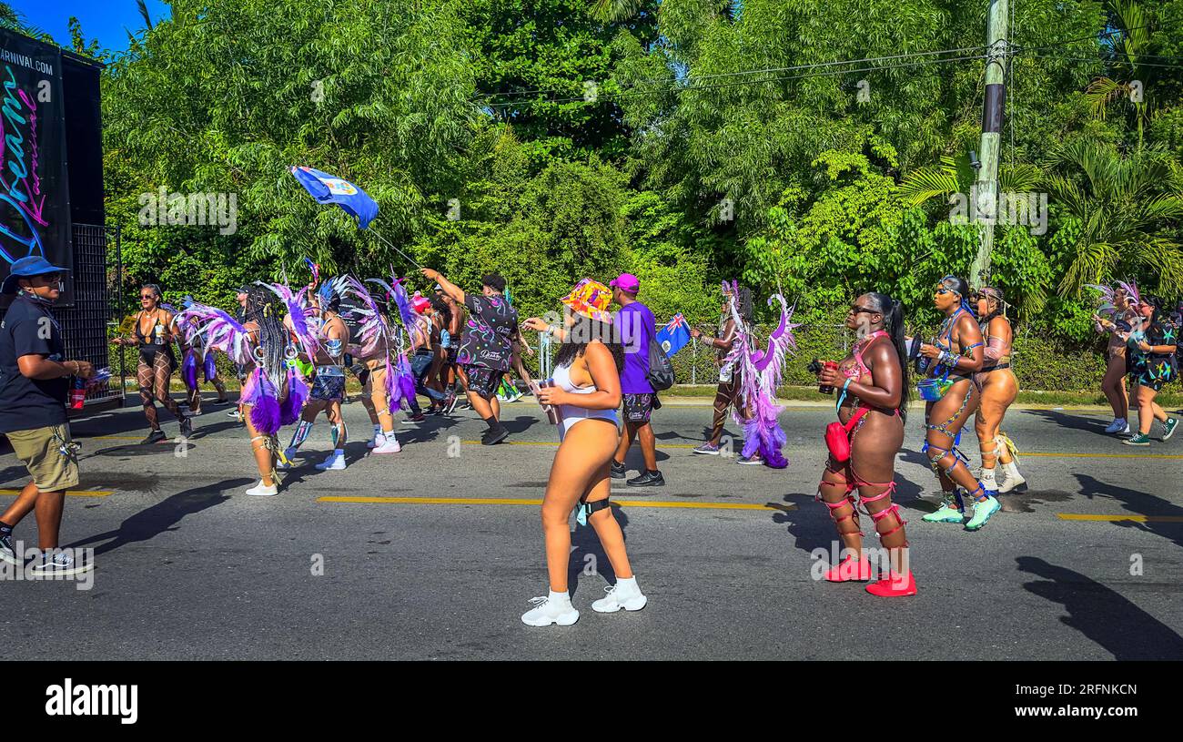 Grand Cayman, Cayman Islands, 1. Juli 2023, Karnevalsbesucher beim CayMas Carnival auf der West Bay Road Stockfoto