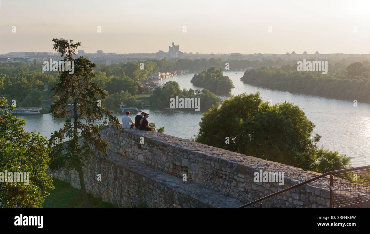 Die Menschen genießen den Blick vom Kalemegdan Park/Belgrader Festung über den Zusammenfluss von Save und Donau, Belgrad, Serbien. August 2023. Stockfoto