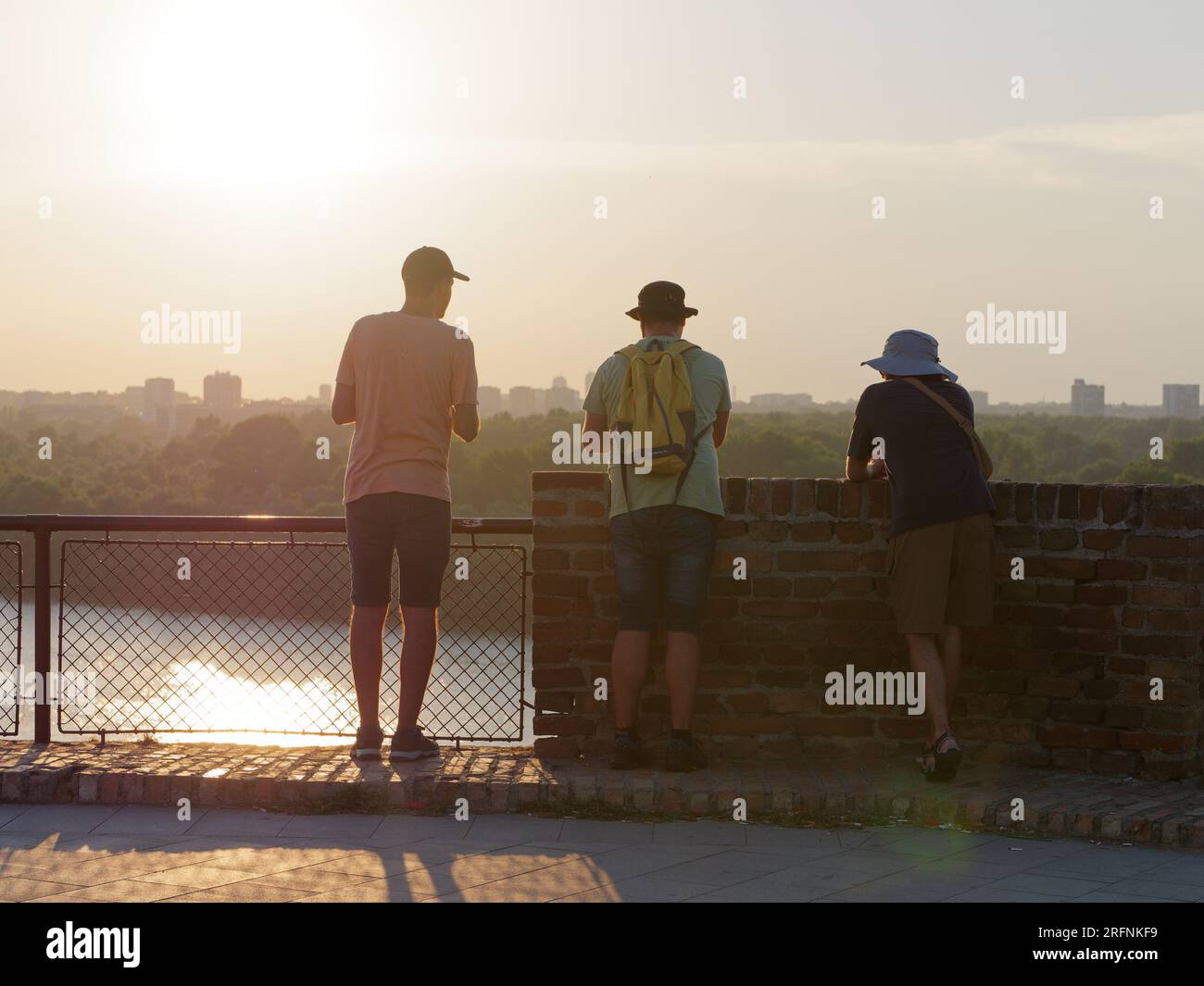 Die Menschen genießen den Blick vom Kalemegdan Park/Belgrader Festung über die Save am Sommerabend in Belgrad, der Hauptstadt Serbiens. August 2023 Stockfoto