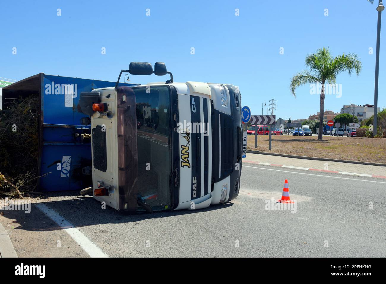 Ein Lkw-Unfall in Roda de Berà Tarragona Spanien. Ein Lkw einer Ausgrabungsfirma ist umgefallen, beladen mit Steinen und Buschholz auf der Nationalstraße in Roda de Berà. Besatzungen der katalanischen Feuerwehrleute, die örtliche Polizei von Roda de Berà erreichte den Unfallort und fand keine Opfer oder Verletzte, und der Fahrer ist unversehrt aus dem Unfall hervorgegangen, der Unfall führte zu 7 km langen Verspätungen auf der nationalen Autobahn N-340. (Foto: Ramon Costa/SOPA Images/Sipa USA) Guthaben: SIPA USA/Alamy Live News Stockfoto