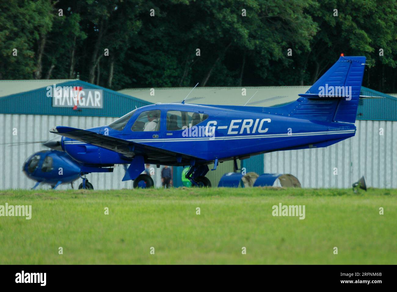 Rockwell Commander 112TC Lichtflugzeug G-ERIC am Flughafen Cotswold, vormals RAF Kemble, Gloucestershire, Großbritannien. Personalisierte Registrierung außerhalb der Sequenz Stockfoto