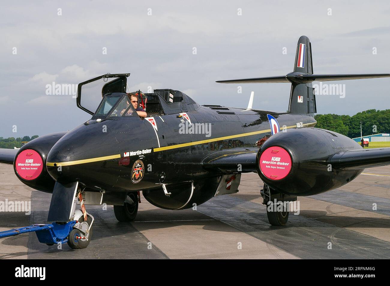 Martin Baker Gloster Meteor T7 Jet Flugzeug WA638 auf der Kemble Airshow. Luftfahrzeuge, die zum Testzünden von Schleudersitzen aus dem hinteren Cockpit verwendet werden Stockfoto