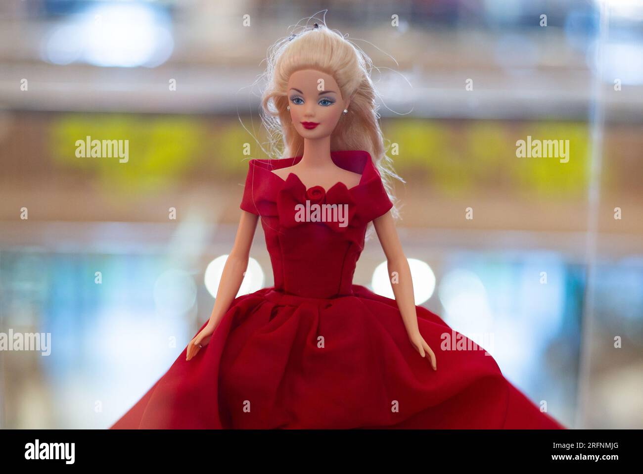 Auf der Ausstellung „Barbie Film and Fashion“ wird am August eine Barbie-Puppe ausgestellt, die mehr als 200 Barbie-Puppen zur Hommage an das Showgeschäft und die Mode zeigt Stockfoto