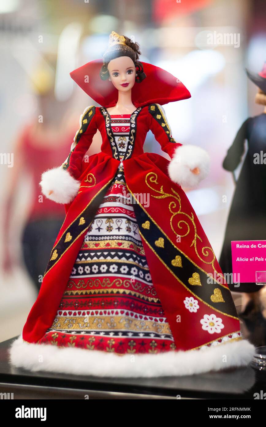 Auf der Ausstellung „Barbie Film and Fashion“ wird am August eine Barbie-Puppe ausgestellt, die mehr als 200 Barbie-Puppen zur Hommage an das Showgeschäft und die Mode zeigt Stockfoto