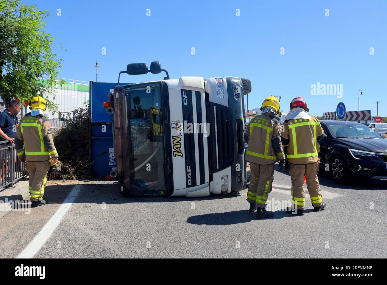 4. August 2023, Roda de BerÃ, Tarragona, Spanien: Feuerwehrleute der katalanischen Regierung inspizieren den Unfall eines Lastwagens in Roda de BerÃ Tarragona Spanien. Ein Lastwagen von einer Ausgrabungsfirma ist umgefallen, beladen mit Steinen und Buschholz auf der Nationalstraße in Roda de BerÃ. Besatzungen der katalanischen Feuerwehrleute, die örtliche Polizei von Roda de BerÃ erreichte den Unfallort und fand keine Opfer oder Verletzte, und der Fahrer ist unversehrt aus dem Unfall hervorgegangen, der Unfall führte zu 7 km langen Verspätungen auf der nationalen Autobahn N-340. (Bild: © Ramon Costa/SOPA I Stockfoto