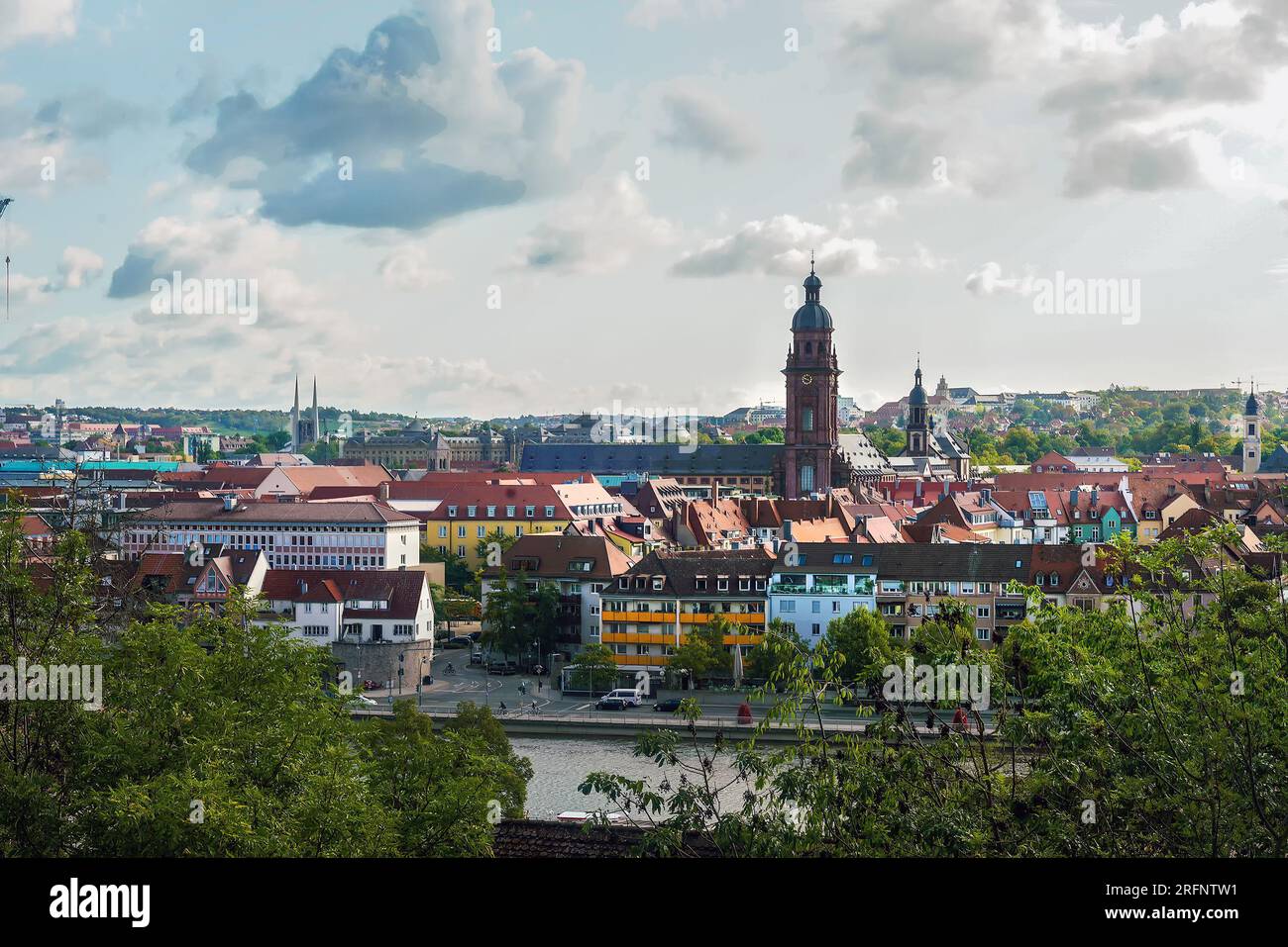 Panorama von Würzburg i September - Ineresting medieva=l Architektur der bayerischen Stadt am Main mit St. Johanneskirche (St. Johanniski Stockfoto