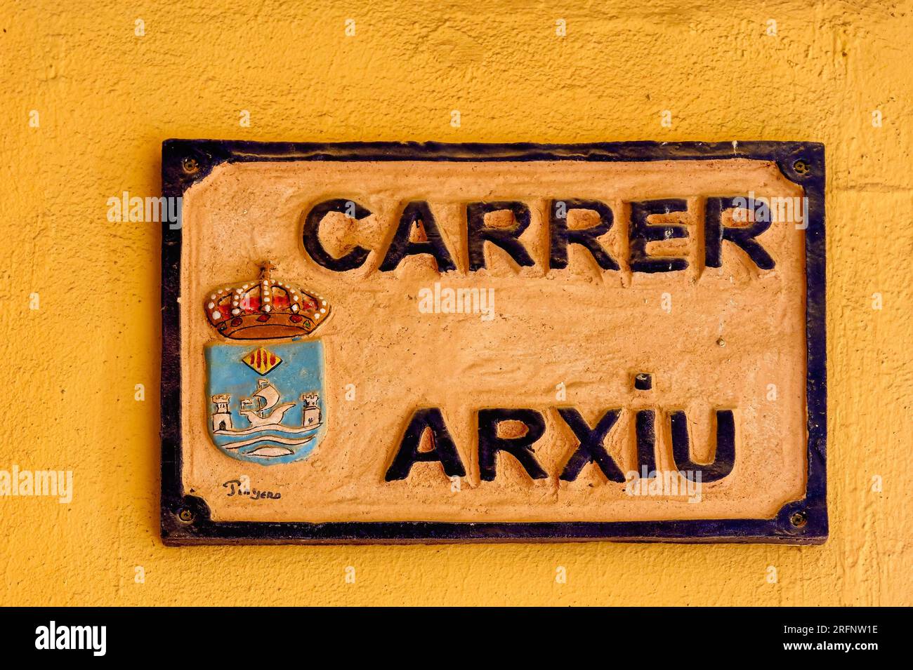 Villajoyosa, Spanien, handgemachtes Straßenschild. Hier steht Carrer Arxiu. Stockfoto